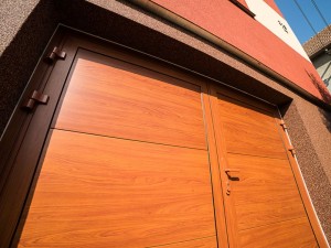 dvoukridla-vrata-s-panely-design-hladky-vodorovne-usporadani-imitace-dreva-cherry-amaretto